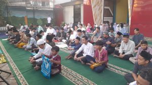 Pelaksanaan Sholat Idul Adha di halaman SMP Inovasi