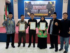 Pemberian penghargaan Juara Umum Tingkat SMP