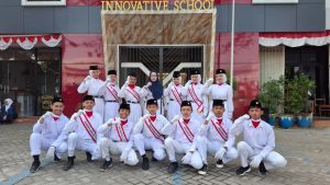 Petugas upacara dengan kesiswaan Ibu RA Kurniati, SpdI., M.Pd, Gr