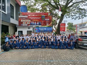 Foto bersama siswa SMP Inovasi dengan Tim Kemenkeu