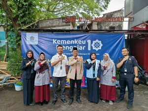 Foto bersama Kepala SMP Inovasi dan Tim Kemenkeu Mengajar