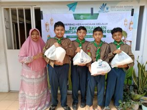Pemberian zakat fitrah untuk warga sekolah (siswa)