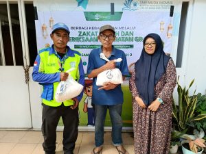 Pemberian zakat fitrah untuk warga sekitar sekolah