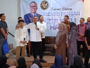 Pak Menko memberi motivasi kepada siswa