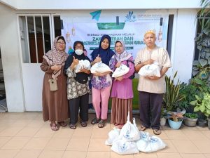 Pemberian zakat fitrah untuk warga sekitar sekolah