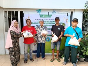 Pemberian zakat fitrah untuk warga sekitar sekolah