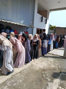 Siswa saling bersalaman dan bermaaf -maafan